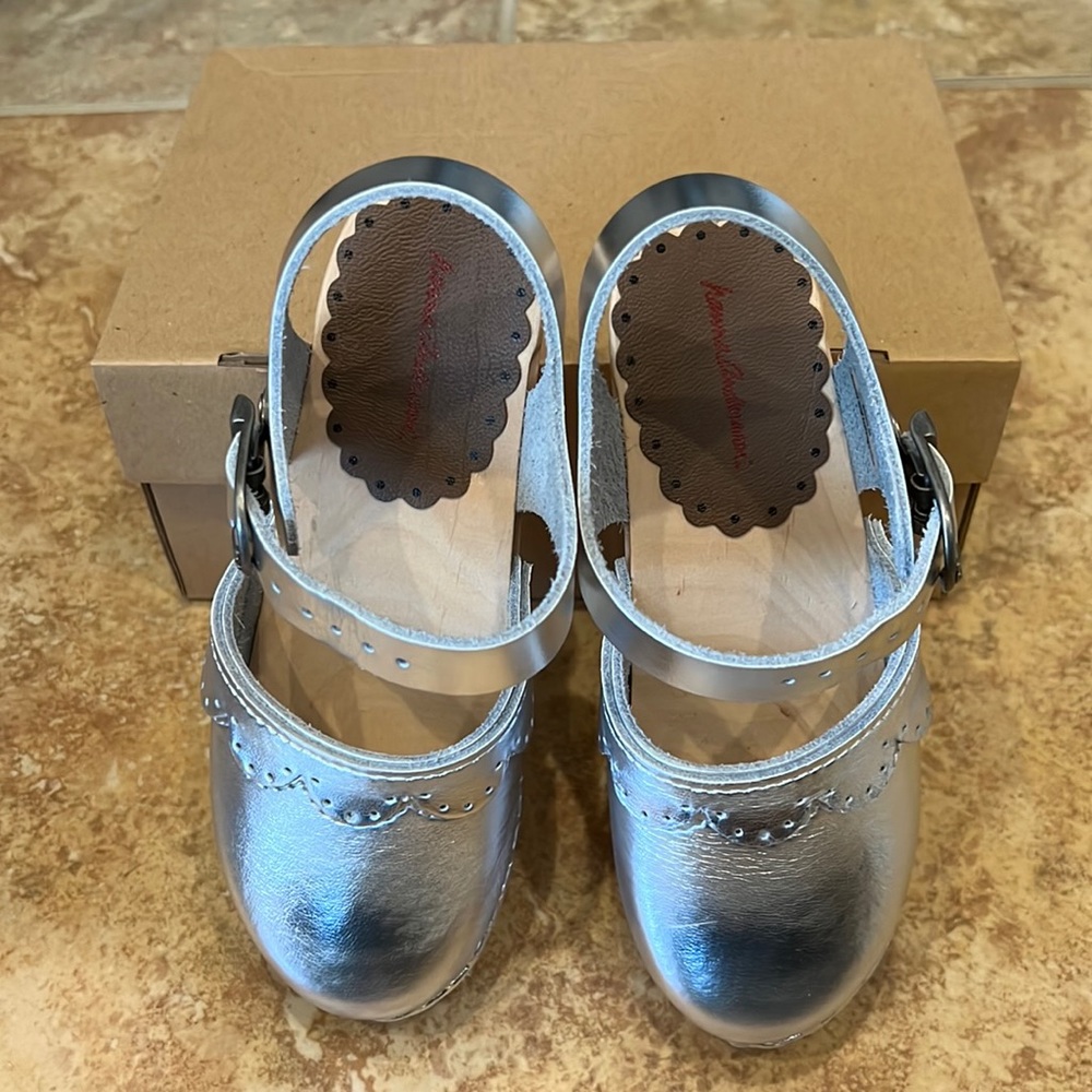 Hanna Andersson Girls Silver Clogs NIB size 28